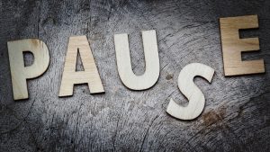 Hacer una pausa en medio de la tormenta es el privilegio que debemos darnos cuando no encontramos soluciones.Parar, consultar, estudiar y decidir, déjanos ayudarte.